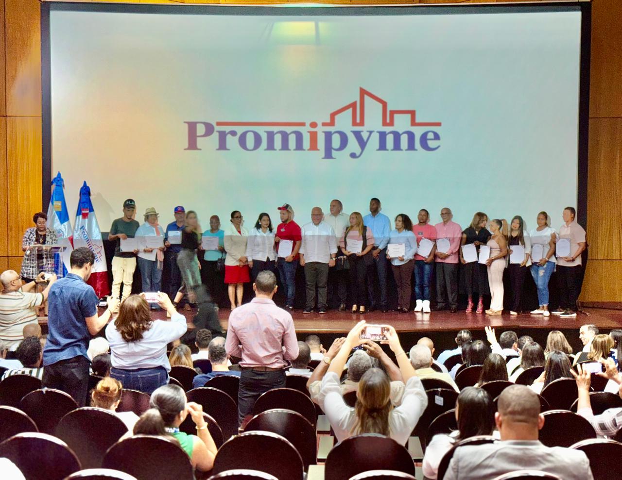 Promipyme otorga en Nagua RD$48 millones en préstamos, priorizando el apoyo a mujeres